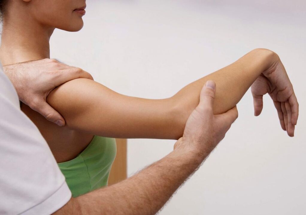 To accurately diagnose arthropathy of the shoulder joint, the doctor will perform a series of necessary tests. 